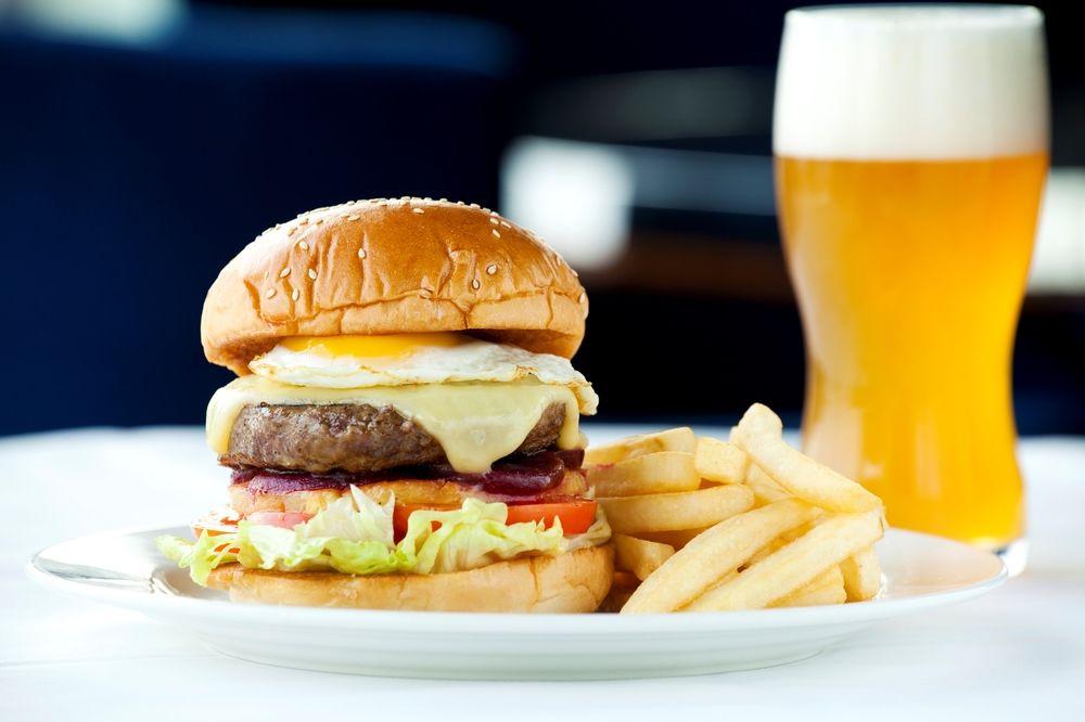 Hong Kong Skycity Marriott Hotel Εξωτερικό φωτογραφία A cheeseburger with chips and a beer