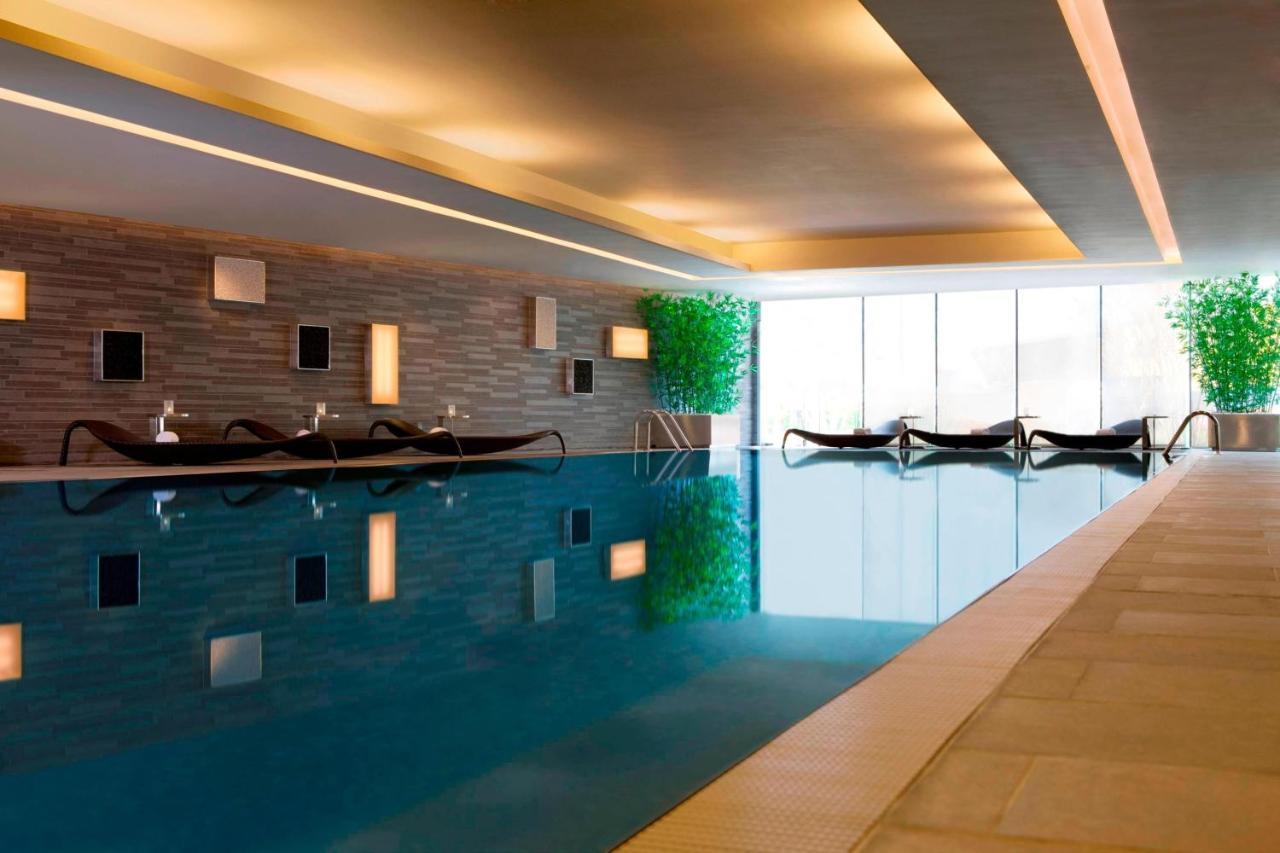 Hong Kong Skycity Marriott Hotel Εξωτερικό φωτογραφία The swimming pool at The Spa at The Landmark