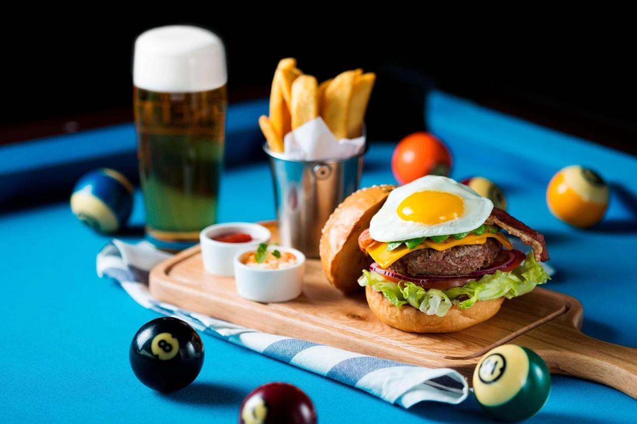Hong Kong Skycity Marriott Hotel Εξωτερικό φωτογραφία A burger with an egg and bacon