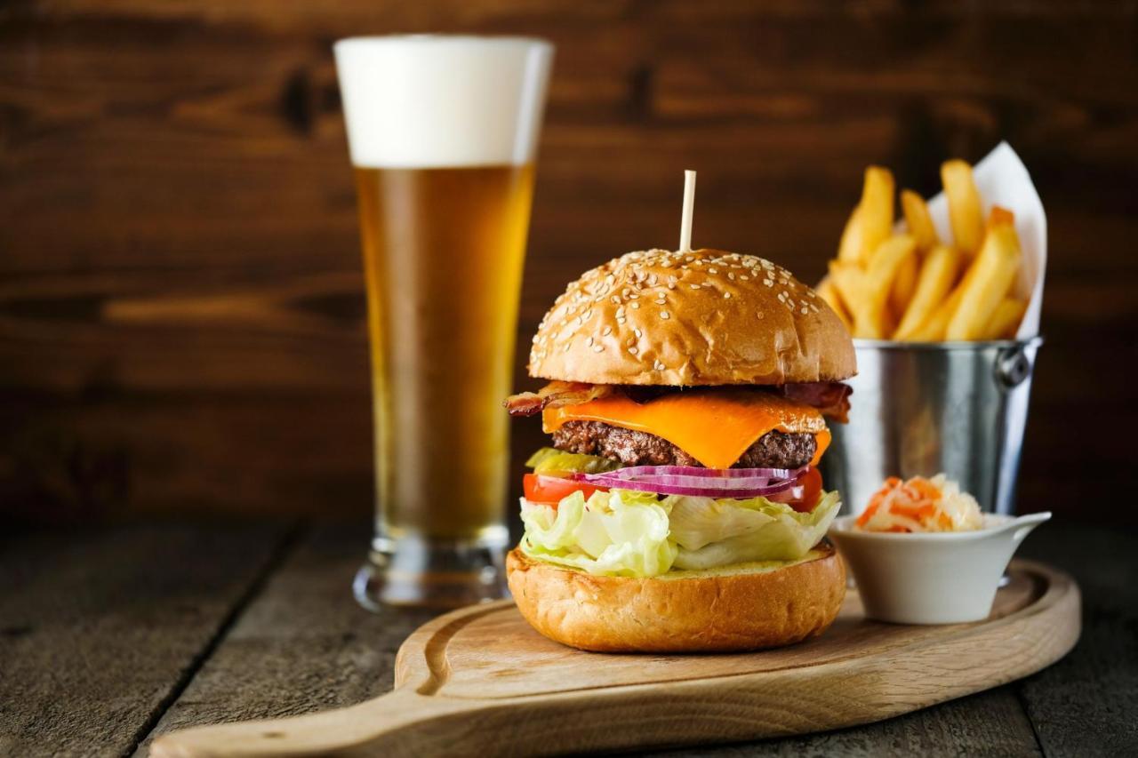 Hong Kong Skycity Marriott Hotel Εξωτερικό φωτογραφία A hamburger with beer and chips