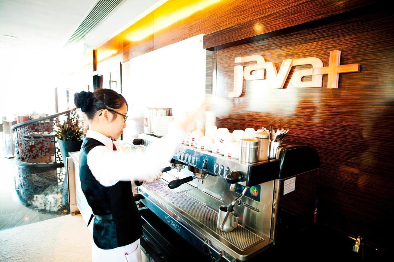 Hong Kong Skycity Marriott Hotel Εξωτερικό φωτογραφία A barista at work