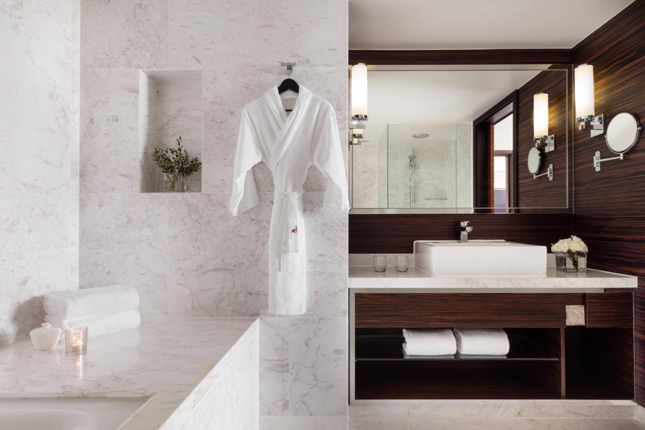 Hong Kong Skycity Marriott Hotel Εξωτερικό φωτογραφία A bathrobe hanging on a shower door