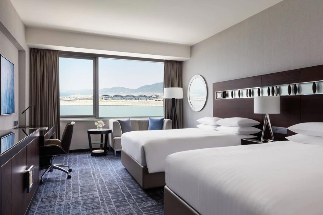 Hong Kong Skycity Marriott Hotel Εξωτερικό φωτογραφία A guest room at the hotel
