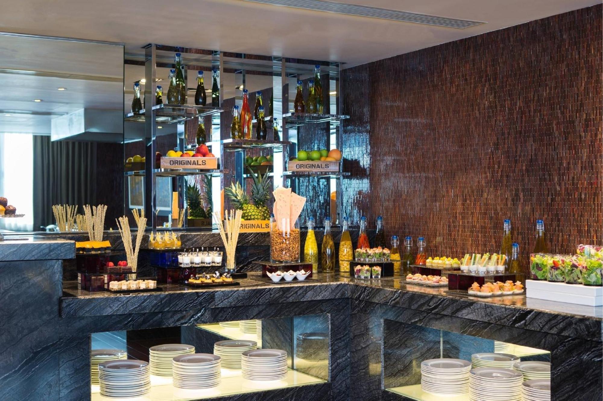 Hong Kong Skycity Marriott Hotel Εξωτερικό φωτογραφία A buffet at a hotel