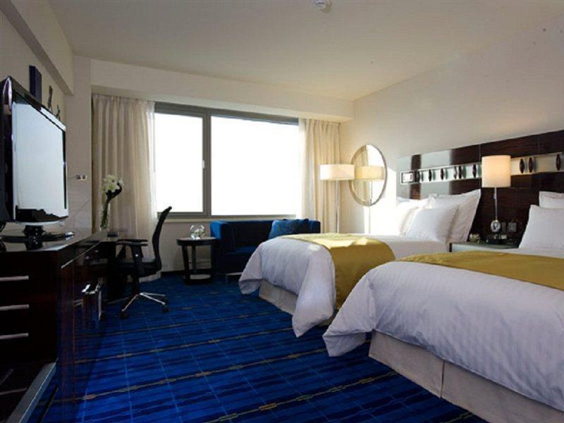 Hong Kong Skycity Marriott Hotel Δωμάτιο φωτογραφία A room at the Renaissance Boston Harborview