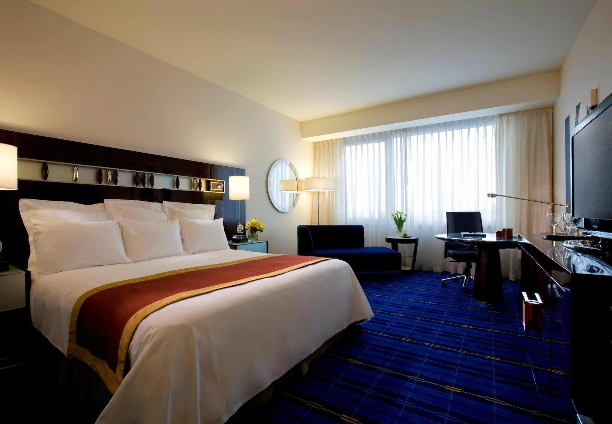 Hong Kong Skycity Marriott Hotel Δωμάτιο φωτογραφία A typical room at the Westin Palace Madrid