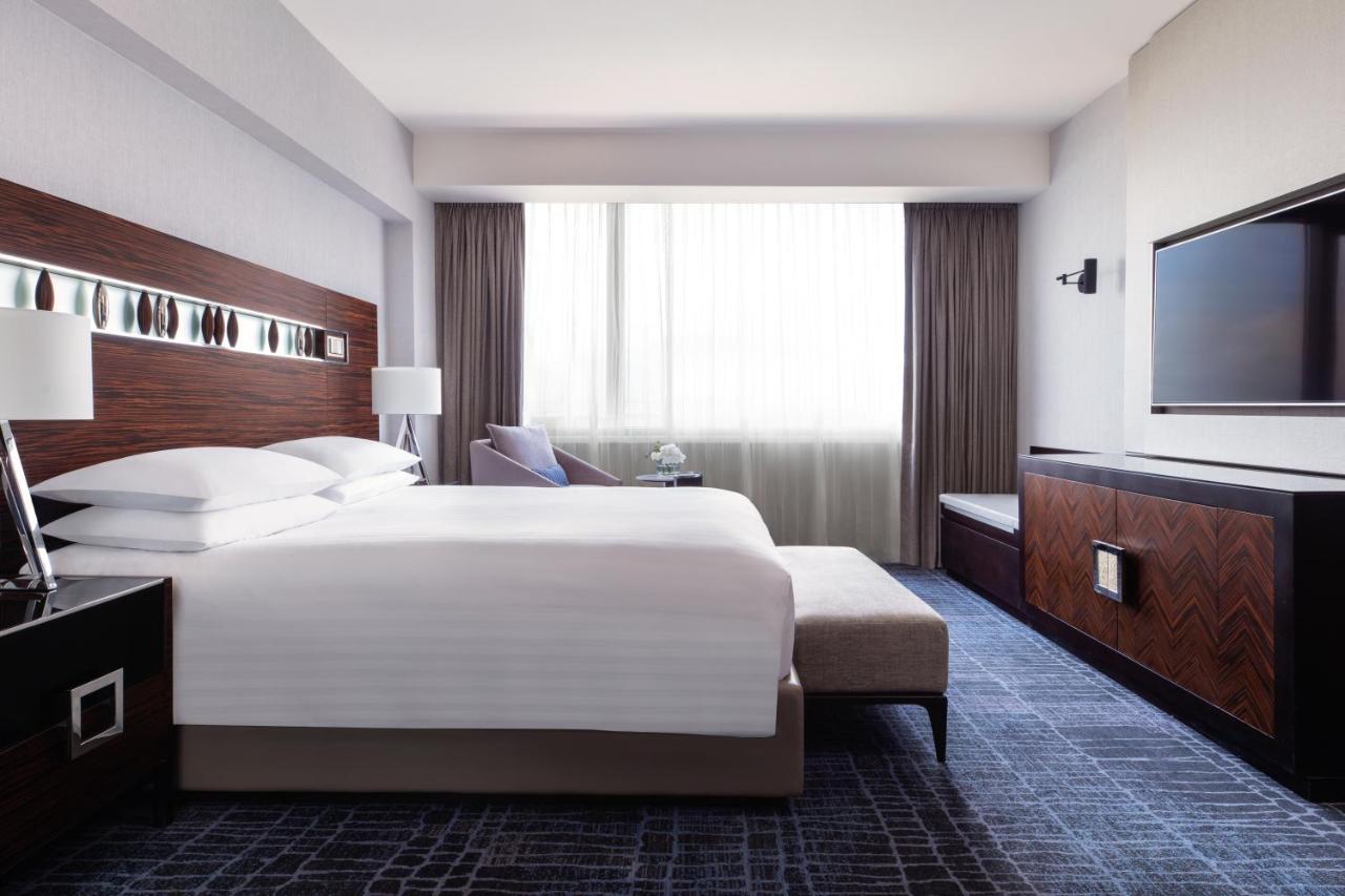 Hong Kong Skycity Marriott Hotel Εξωτερικό φωτογραφία A guest room at the Renaissance Boston Harborview